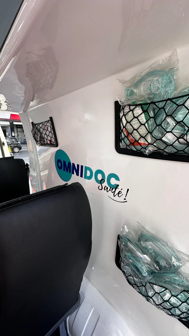 Intérieur d’une ambulance Omnidoc Santé à Agadir avec équipements médicaux pour urgences et transports sanitaires