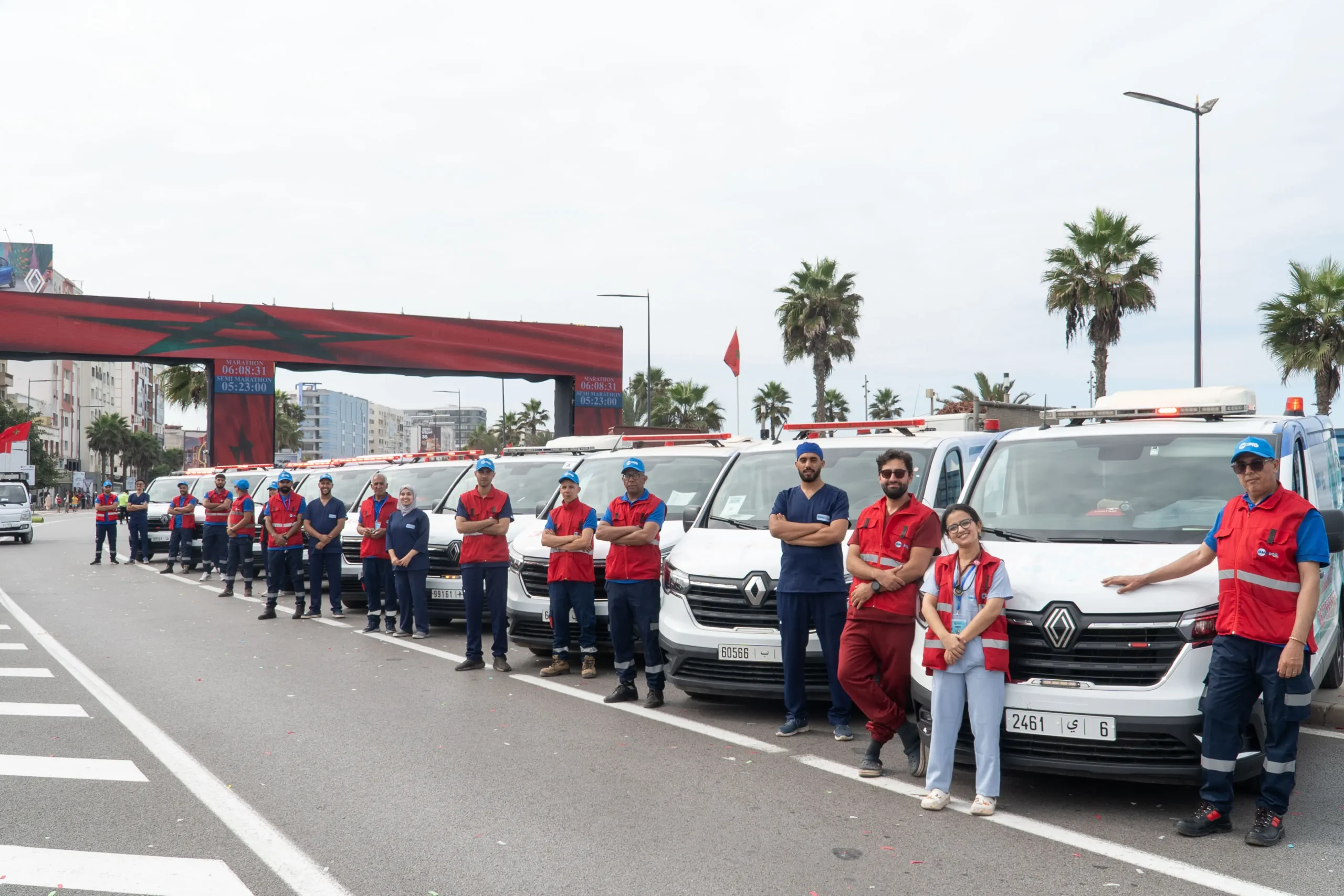 Équipe médicale SOS Médecin Maroc alignée devant les ambulances à Casablanca, prêtes pour les interventions d'urgence 24h/24 et 7j/7 dans tout le Maroc