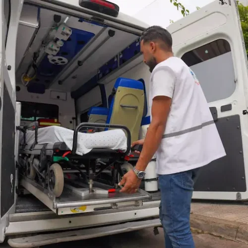 Ambulancier à Marrakech en train de charger un brancard dans une ambulance médicalisée Omnidoc