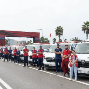 Équipe médicale SOS Médecin Maroc alignée devant les ambulances à Casablanca, prêtes pour les interventions d'urgence 24h/24 et 7j/7 dans tout le Maroc